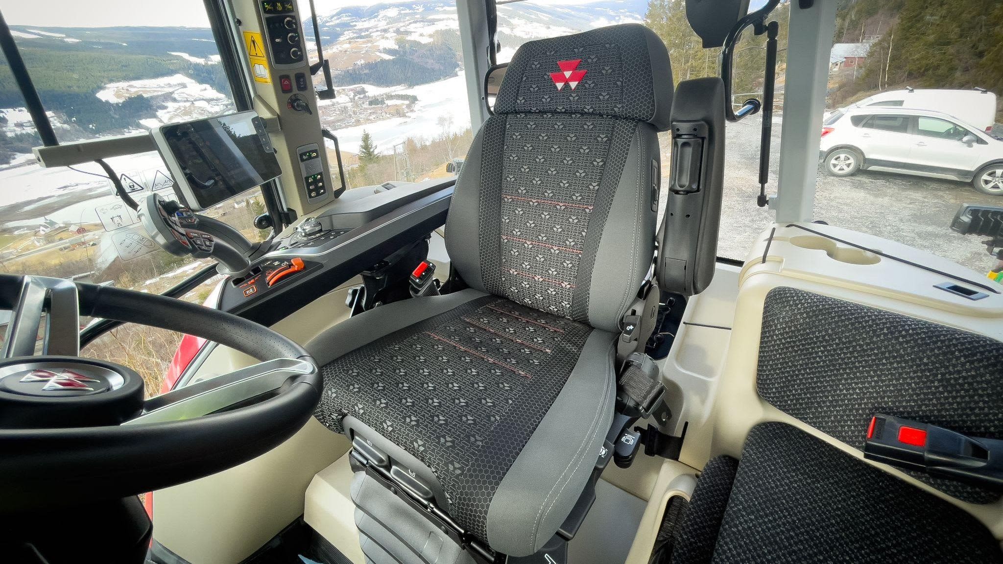 Massey Ferguson 6S og 7S ser like ut, men under panseret finner du forskjellen.