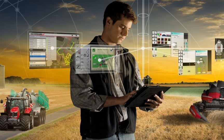 Trond Kjempekjenn, administrerende direktør i Eikmaskin, med Gråtassen i lokalene på Kjeller. Foto:Tun Byrå