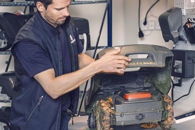 Godt vedlikehold forlenger levetiden på din robotgressklipper. Husk å rengjøre den, lade batteriene og lagre den frostfritt. Foto: Husqvarna.