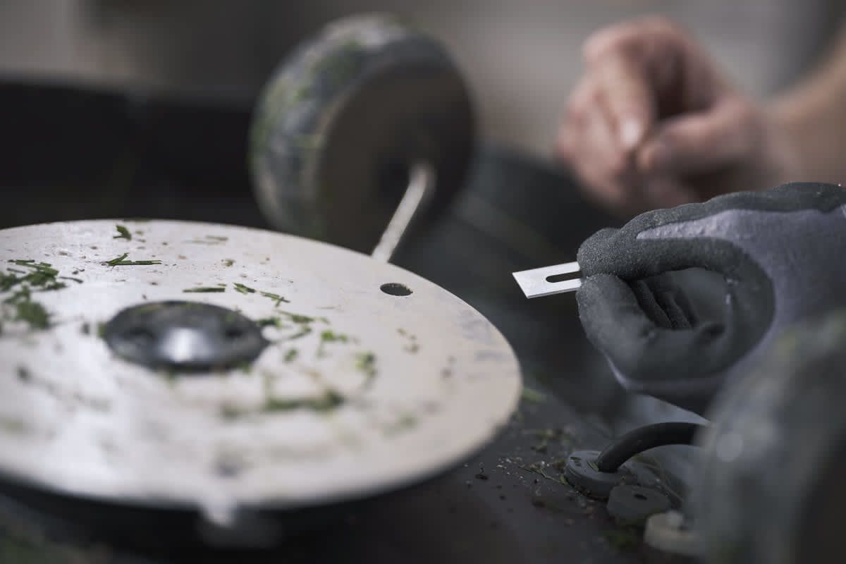 Noen enkle grep sikrer lenger levetid på robotgressklipperen din. Dermed får du lenger levetid og et optimalt resultat. Foto: Husqvarna.