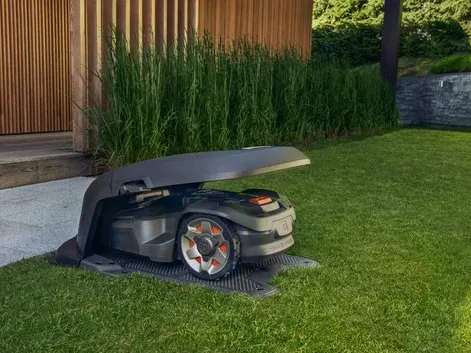 Noen enkle grep sikrer lenger levetid på robotgressklipperen din. Dermed får du lenger levetid og et optimalt resultat. Foto: Husqvarna.