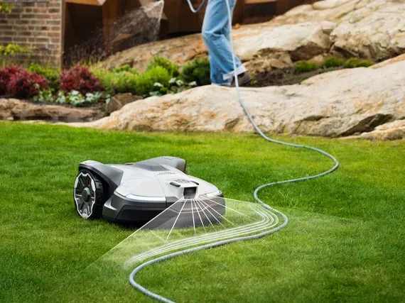 Noen enkle grep sikrer lenger levetid på robotgressklipperen din. Dermed får du lenger levetid og et optimalt resultat. Foto: Husqvarna.