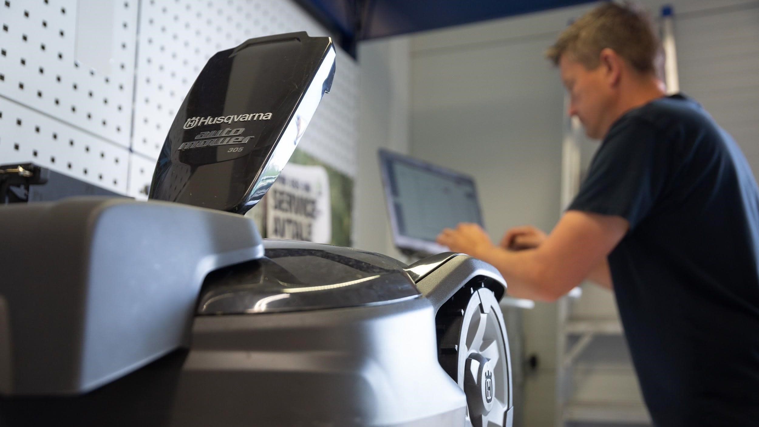 Erling Evensen har fått installert robotgressklipper på sin ett mål store tomt i Sørumsand.