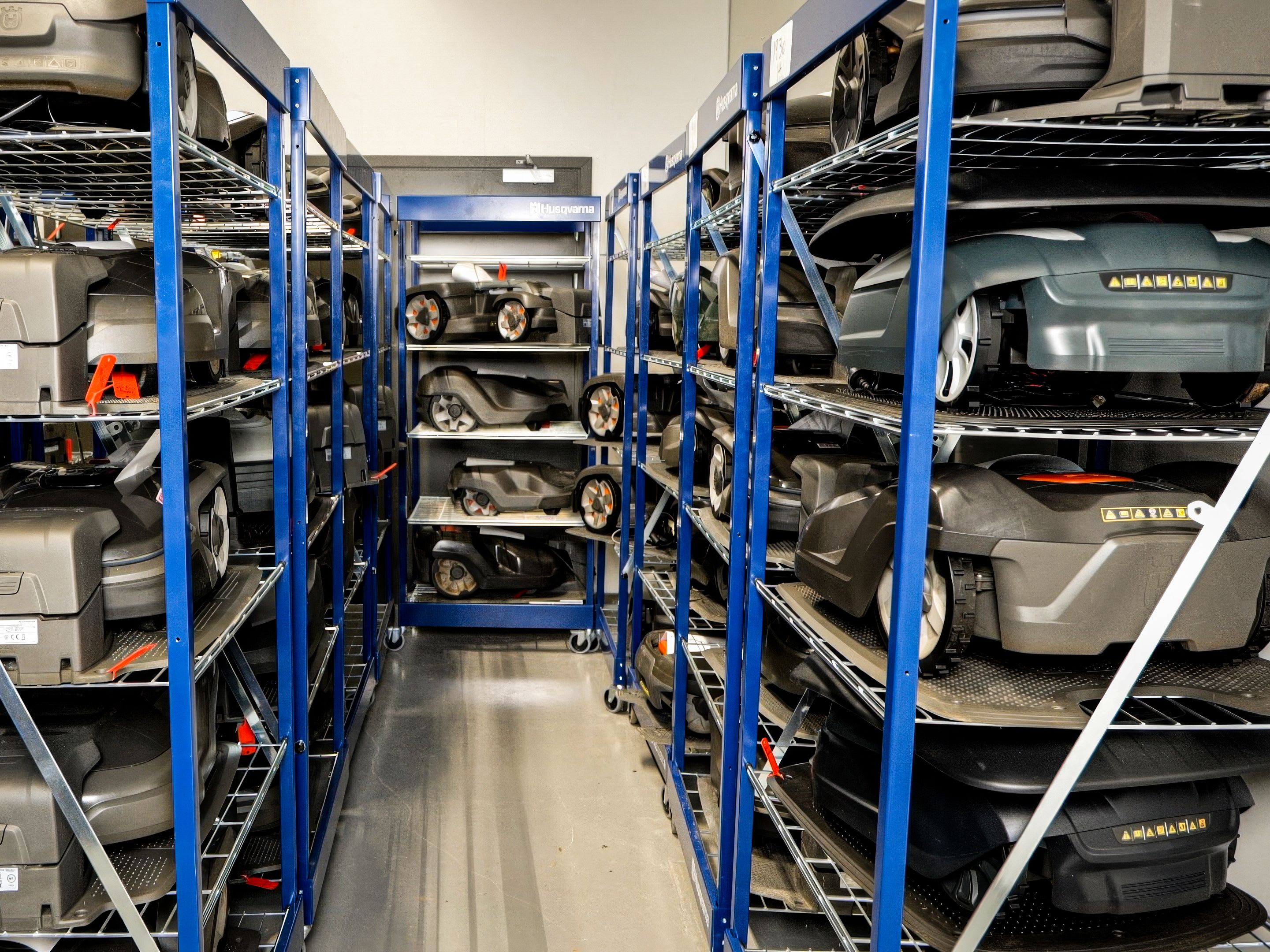 Erling Evensen har fått installert robotgressklipper på sin ett mål store tomt i Sørumsand.