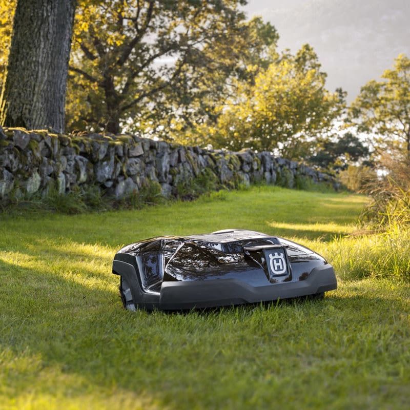 Noen enkle grep sikrer lenger levetid på robotgressklipperen din. Dermed får du lenger levetid og et optimalt resultat. Foto: Husqvarna.
