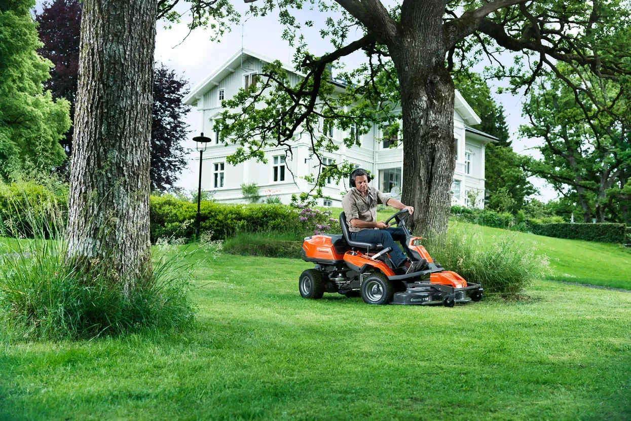 Noen enkle grep sikrer lenger levetid på robotgressklipperen din. Dermed får du lenger levetid og et optimalt resultat. Foto: Husqvarna.