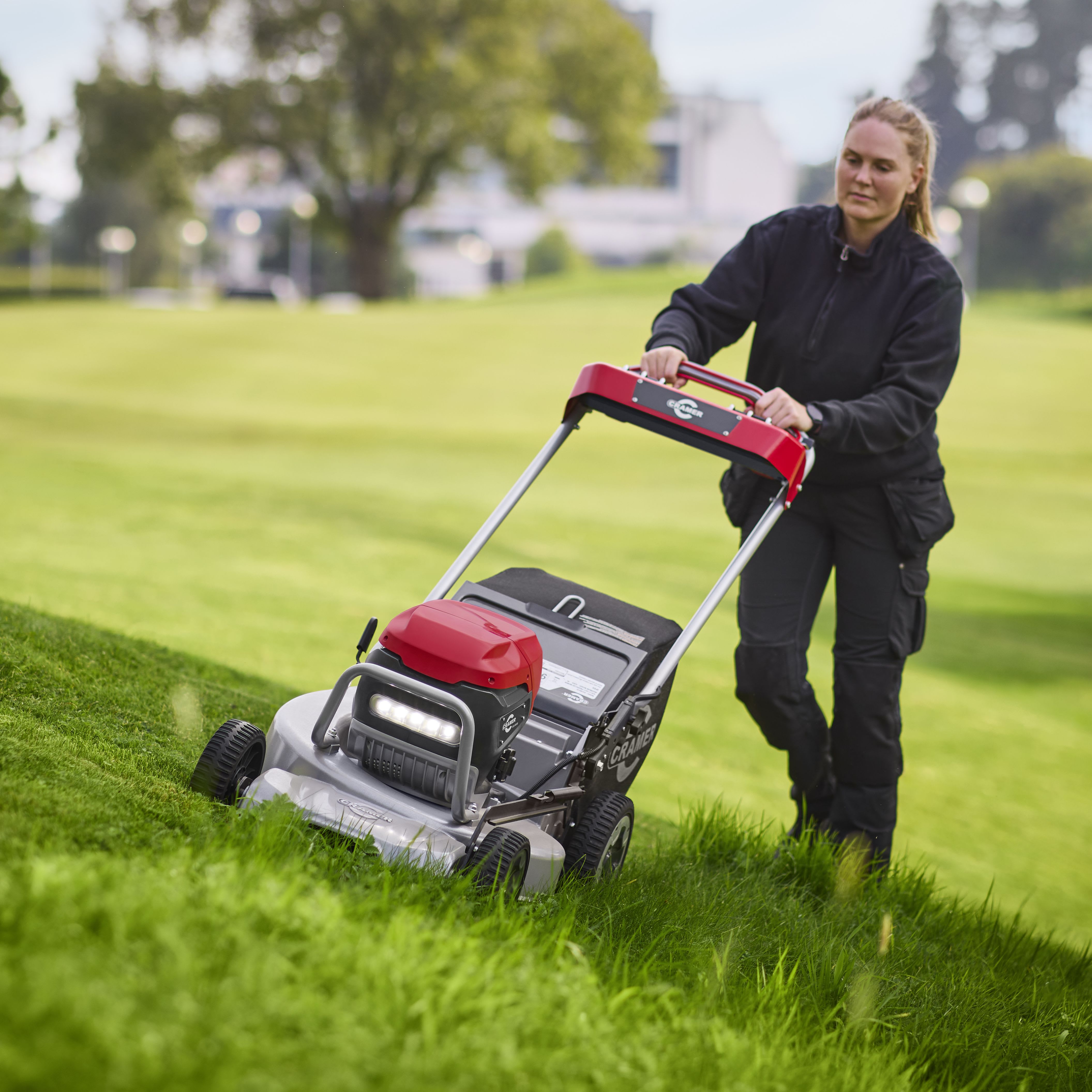 Noen enkle grep sikrer lenger levetid på robotgressklipperen din. Dermed får du lenger levetid og et optimalt resultat. Foto: Husqvarna.