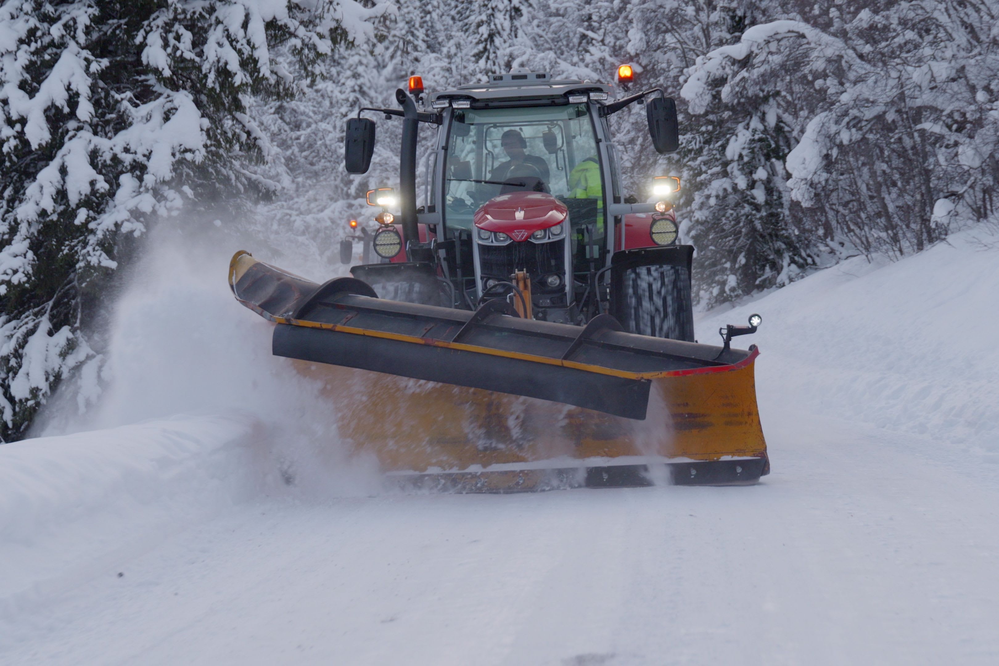 Når kulda biter og jobben må gjøres – Massey Ferguson 6S og 7S i drift på Vinstra