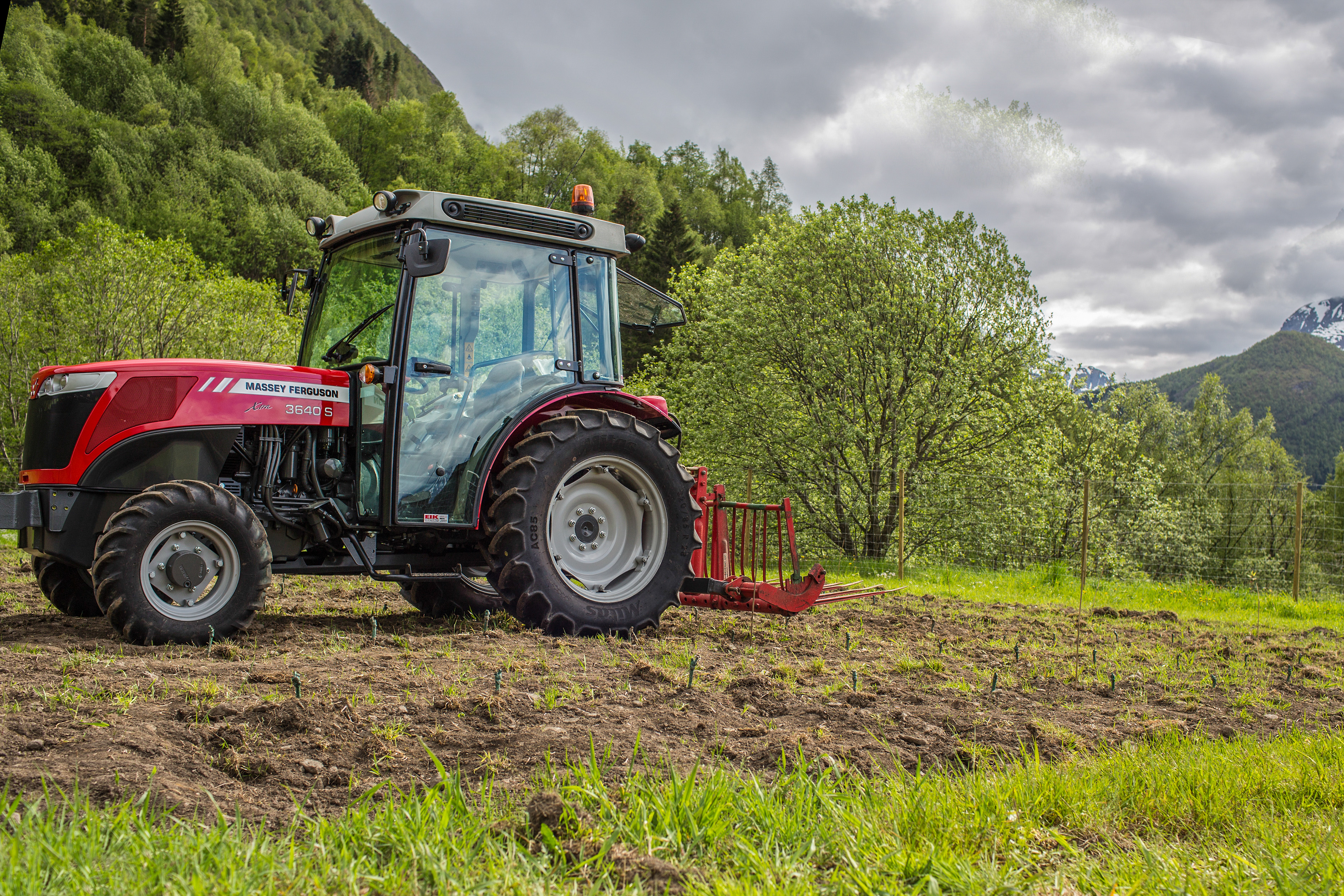 MF 3640 S er en spesialtraktor med 1,3 meters brede, utviklet for åpne vingårder med 2,0 til 2,5 meters rankeavstand. Den har større førerhus og økt komfort i forhold til V-modellen. Foto: Ingeborg Refsnes.