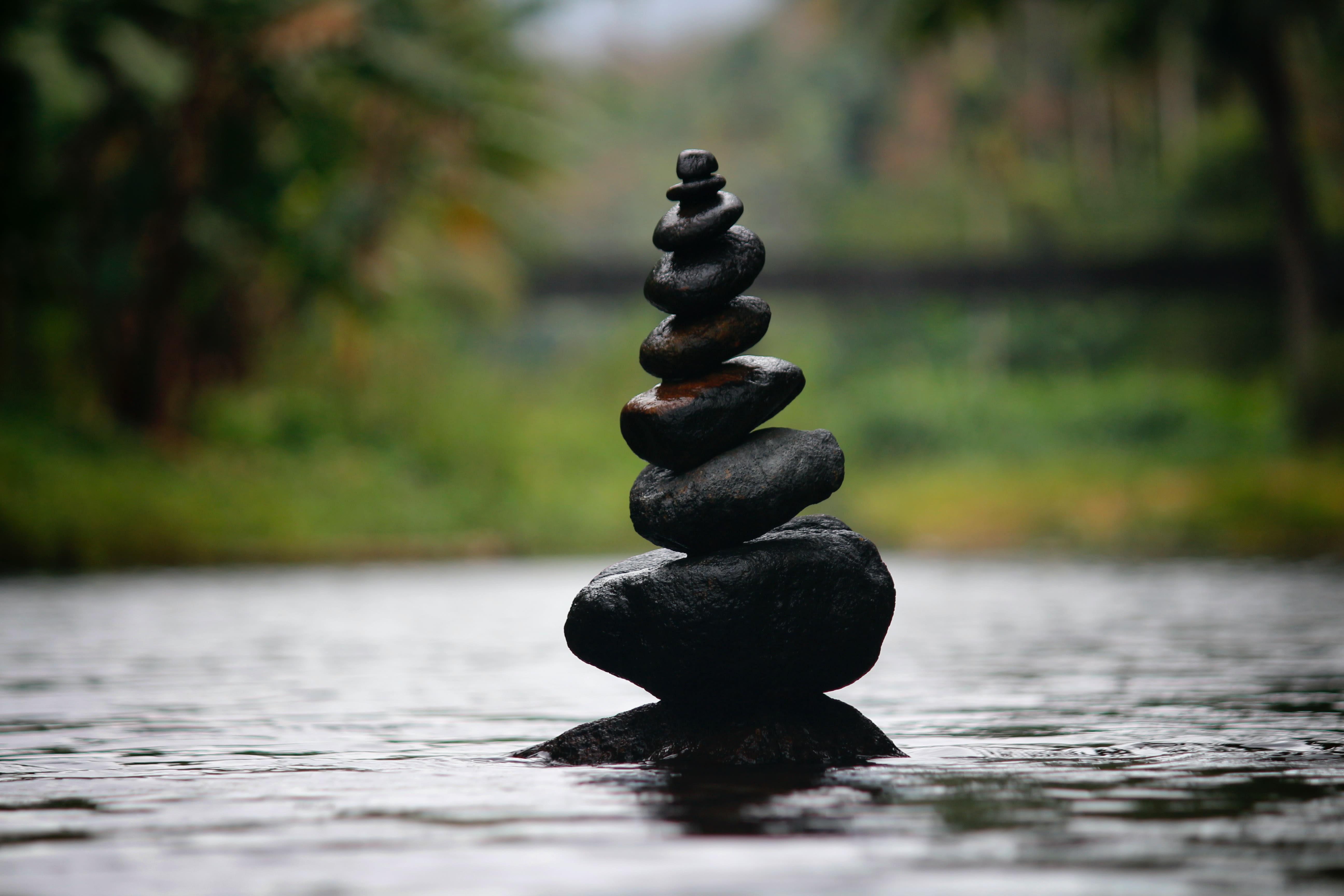 zen steine zen steine gestapelt auf wasser
