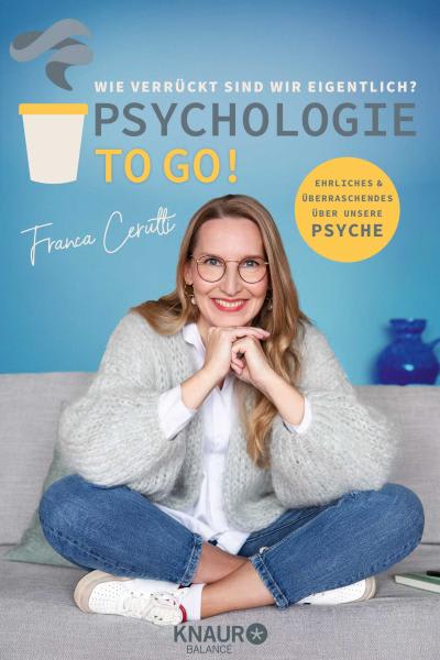 Cover Psychologie to go: Franca Cerutti sitzt im Schneidersitz lächelnd auf einer Couch