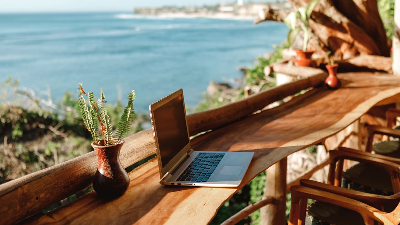 Laptop vor Urlaubshintergrund