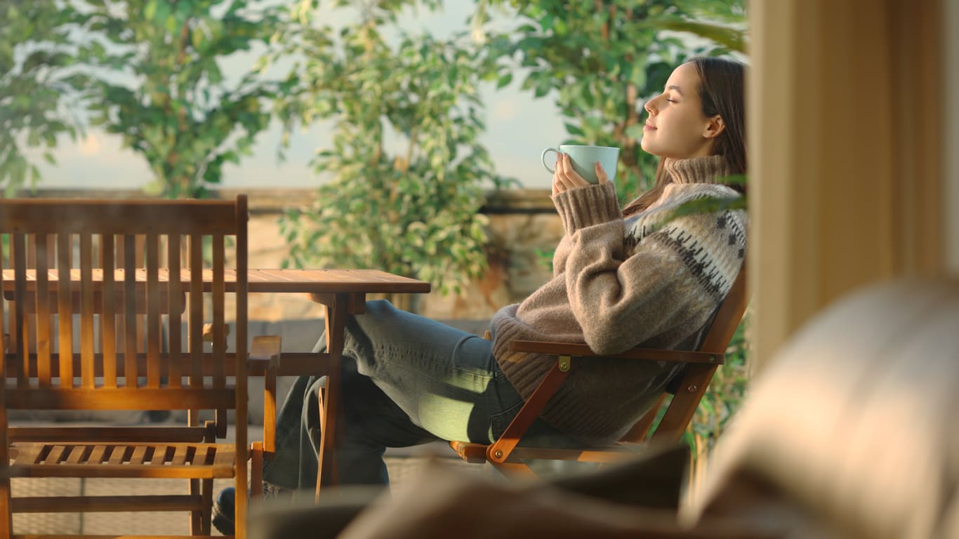 Sitzende Frau mit geschlossenen Augen