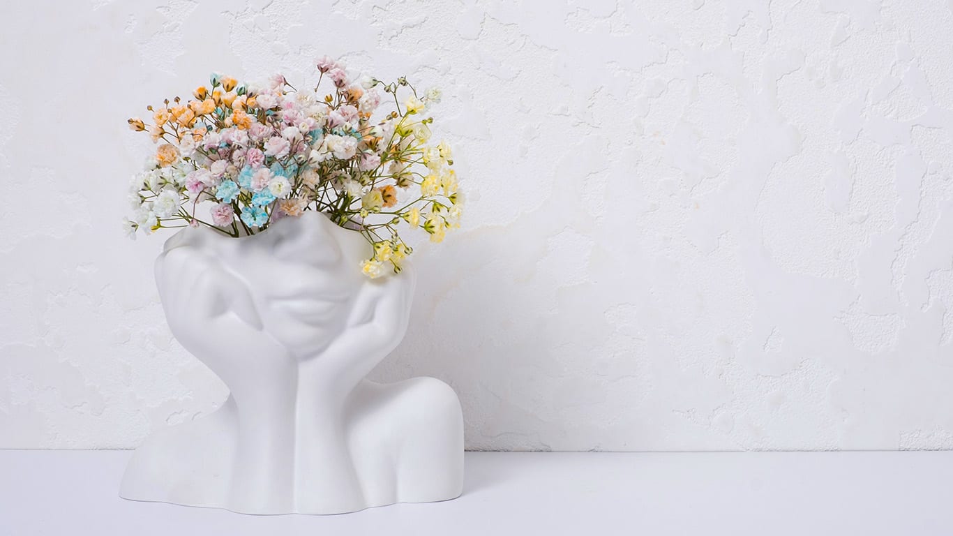 Vase mit bunten Blumen