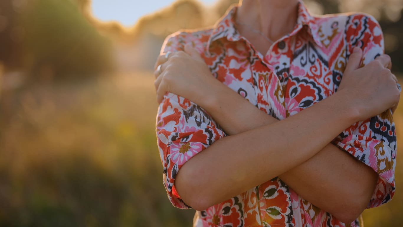 Nahaufnahme von sich umarmender Person