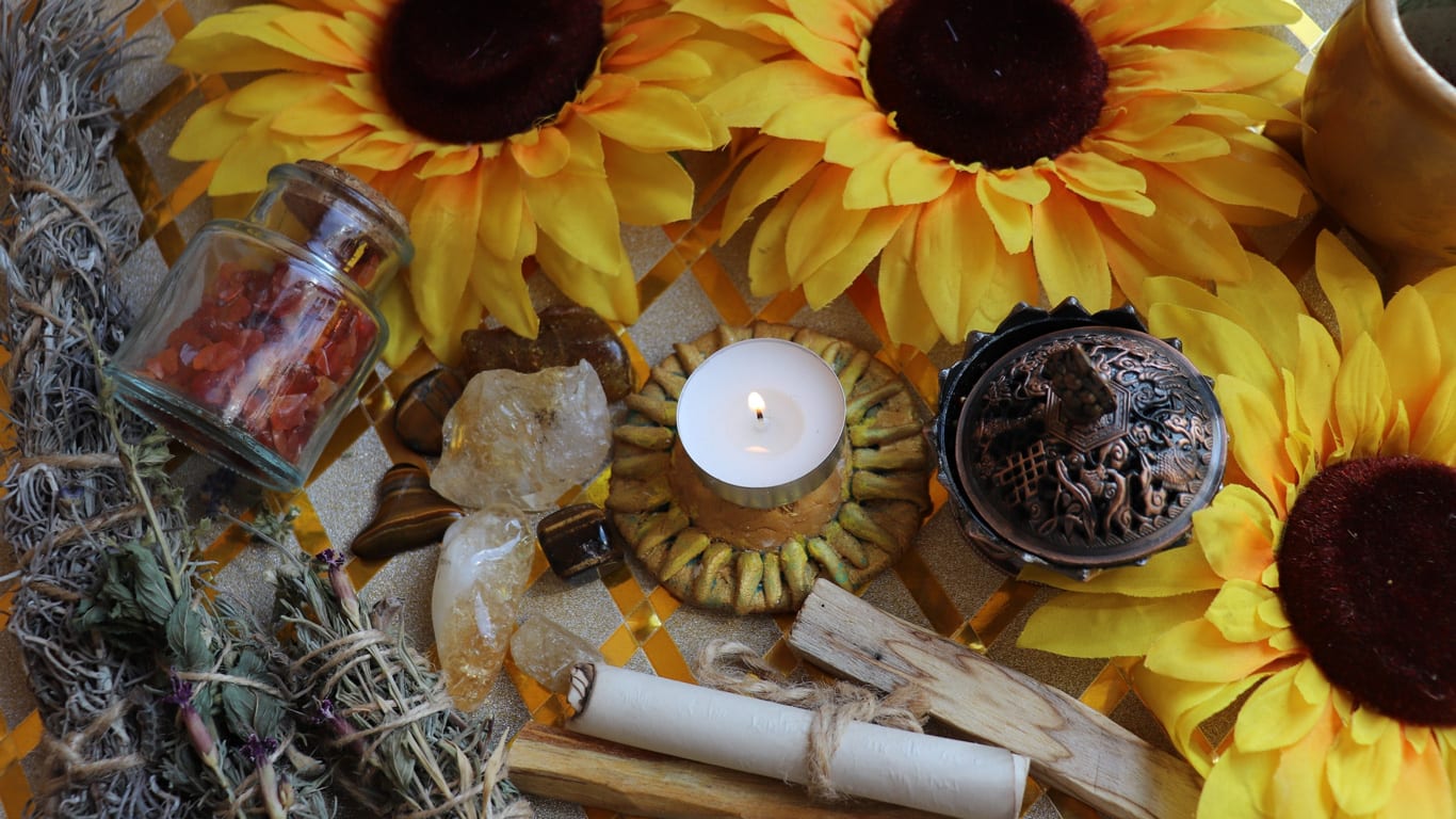 Sommersonnenwende Altar mit Blumen und Kerzen