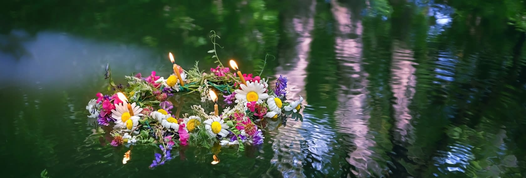Blumenkranz der auf Wasser schwimmt | Bedeutung der 8 Jahreskreisfeste