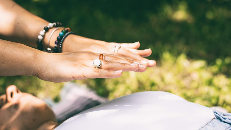 Reiki Behandlung Heilung durch Handauflegen?