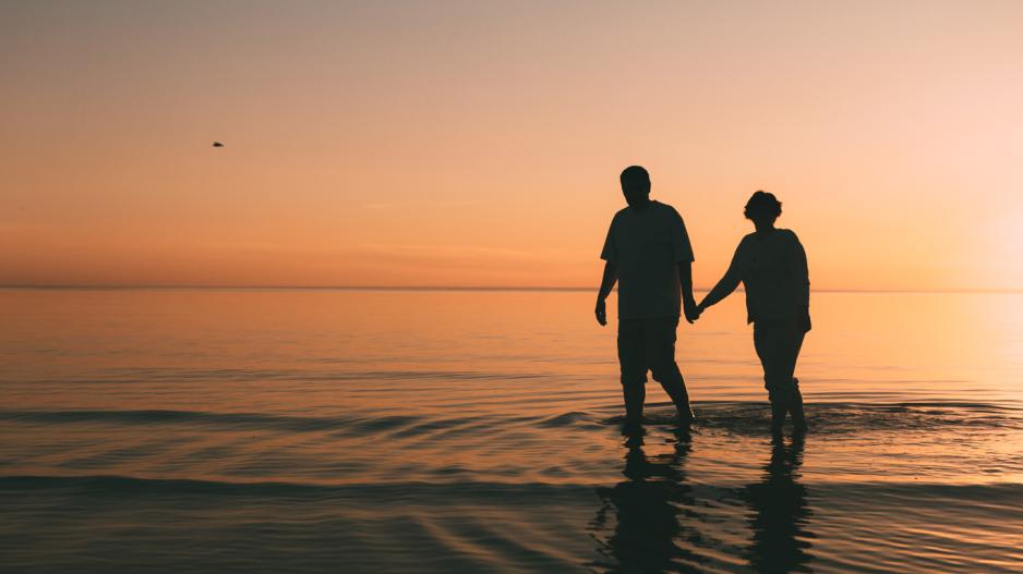 Paar im Sonnenuntergang am Strand Paar im Sonnenuntergang am Strand