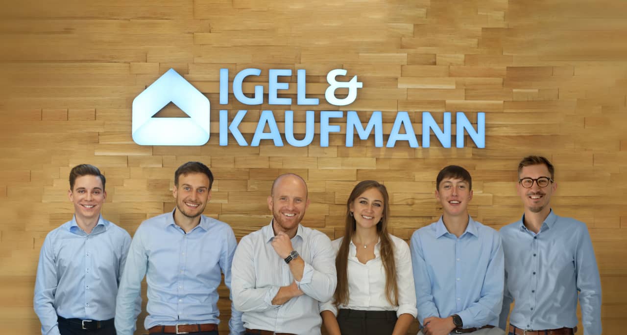 Unser zuletzt aufgenommenes Teamfoto! Seither hat sich doch nochmal einiges getan und verschiedene freundliche Gesichter sind neu dazu gekommen. In Zeiten von Corona und Maskenpflicht muss das nächste Gruppenbild aber leider noch warten...