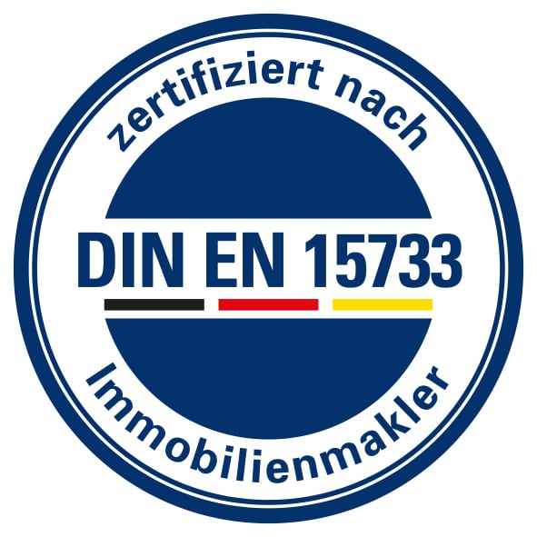 Wir sind nach DIN EN 15733 zertifiziert. Nur 10 Immobilienmakler in München sind nach der Norm zertifiziert. (Stand 10/2019) 
Wer als zertifizierter Immobilienmakler die europäischen Grundsätze der in der Norm festgelegten Qualitätsstandards erfüllt, grenzt sich deutlich von nicht zertifizierten Maklern im europäischen In- und Ausland ab. Für Sie als Endverbraucher ist eine Zertifizierung nach DIN EN 15733 ein Zeugnis für Professionalität und die Verpflichtung zur Qualität. 

Wir sind zudem der erste DEKRA-zertifizierte Immobilienmakler Münchens!