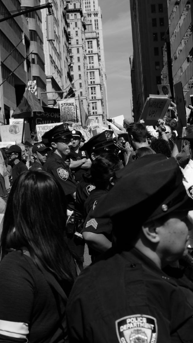 “Wake up!” – Cops mill around as the march pauses for a moment