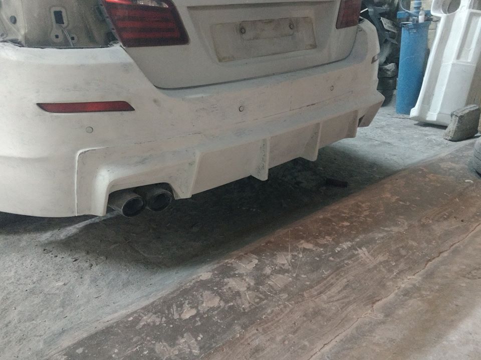 BMW 520D Clubsport Edition Rear Bumper with Finned Diffuser (Fiberglass)