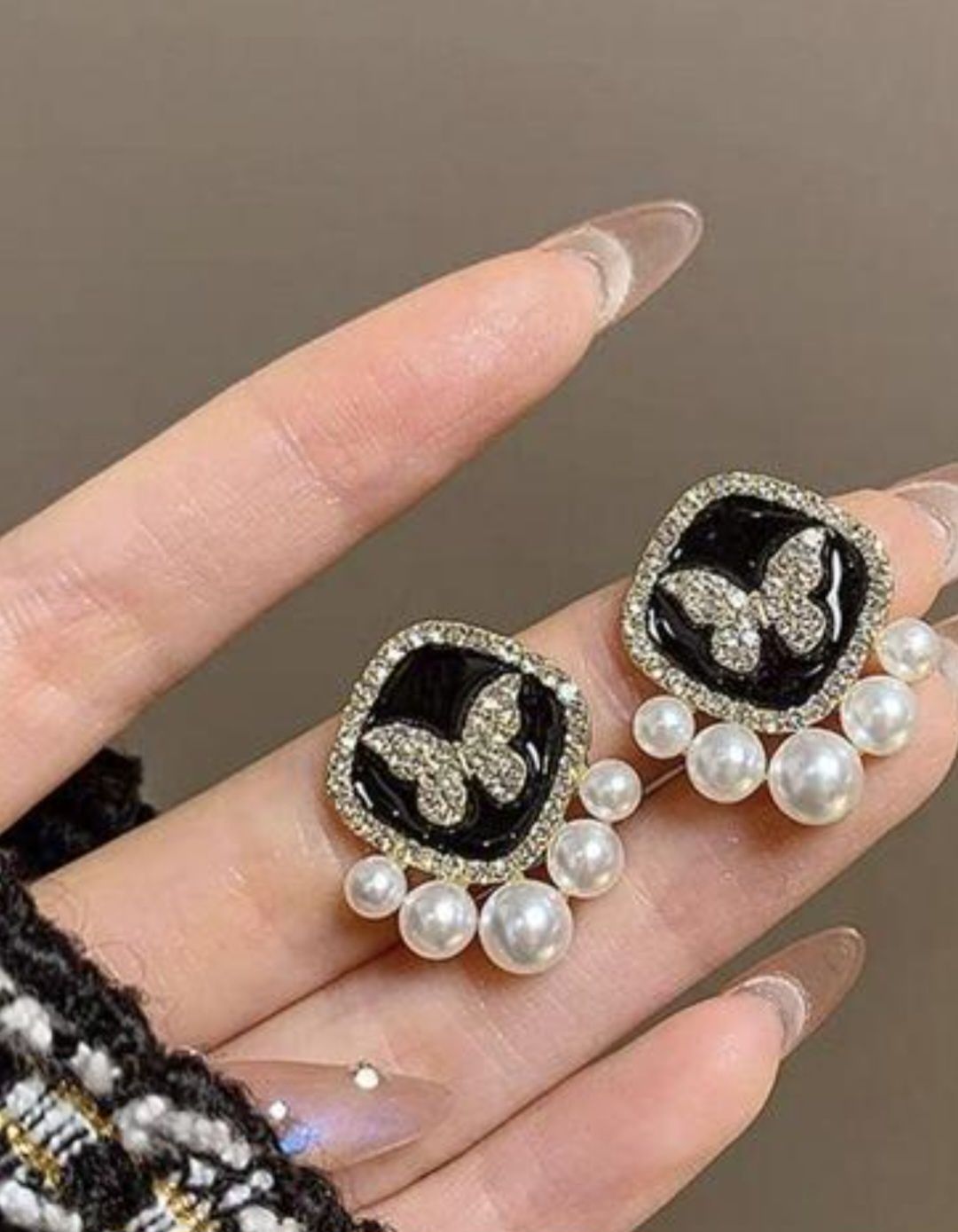 Beaded white and black korean earring
