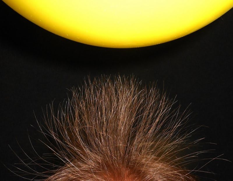 Почему у наэлектризованных людей волосы поднимаются вверх