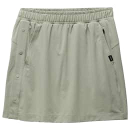 Femme athlétique forte en vêtements de sport avec des écouteurs en