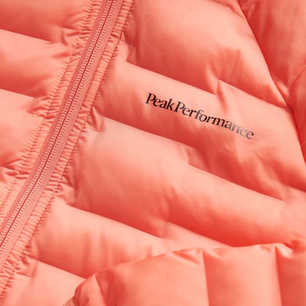 PEAK PERFORMANCE W ARGON LIGHT HOOD JKT LIGHT ORANGE - Hiking down