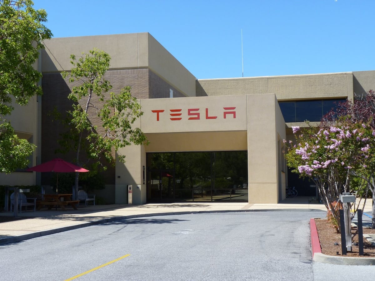 Voitures autonomes : la France autorise les essais sur route pour Tesla