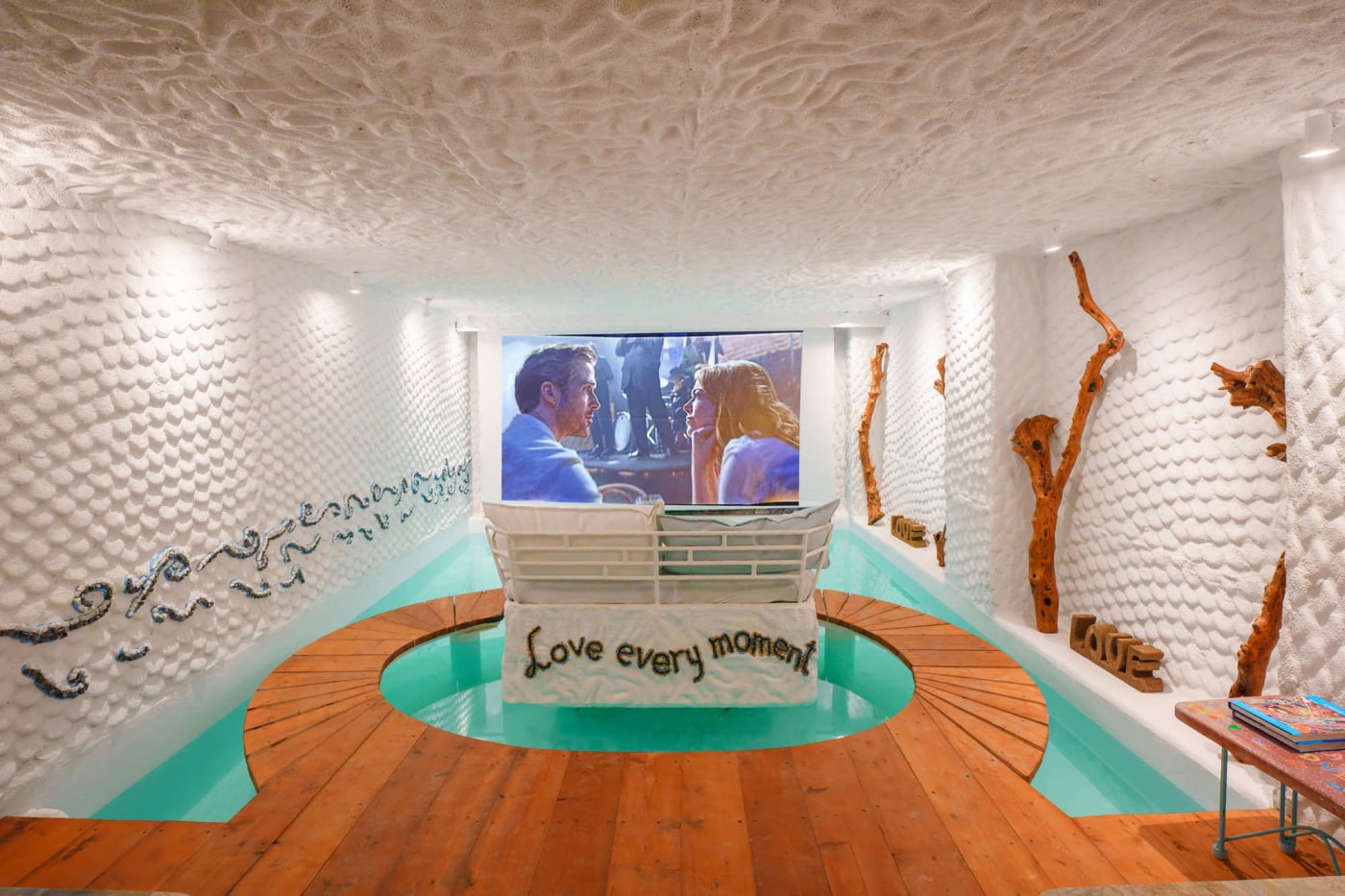 Cinéma au bord de la piscine à l’Agalia Luxury Suites