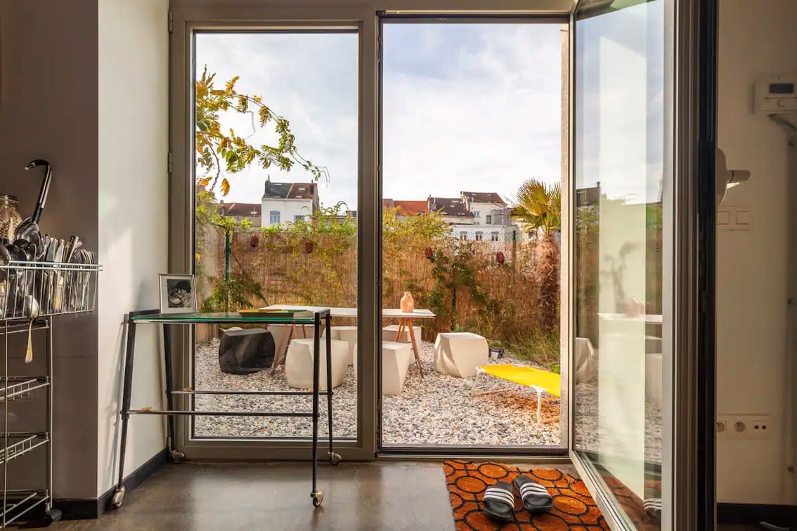 Appartement bruxellois ouvert sur une terrasse, du type proposé en location de courte durée