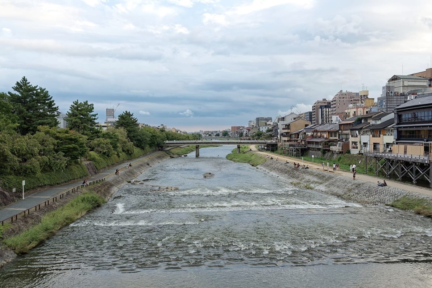 Das Ufer des Kamo-Flusses in Kyoto