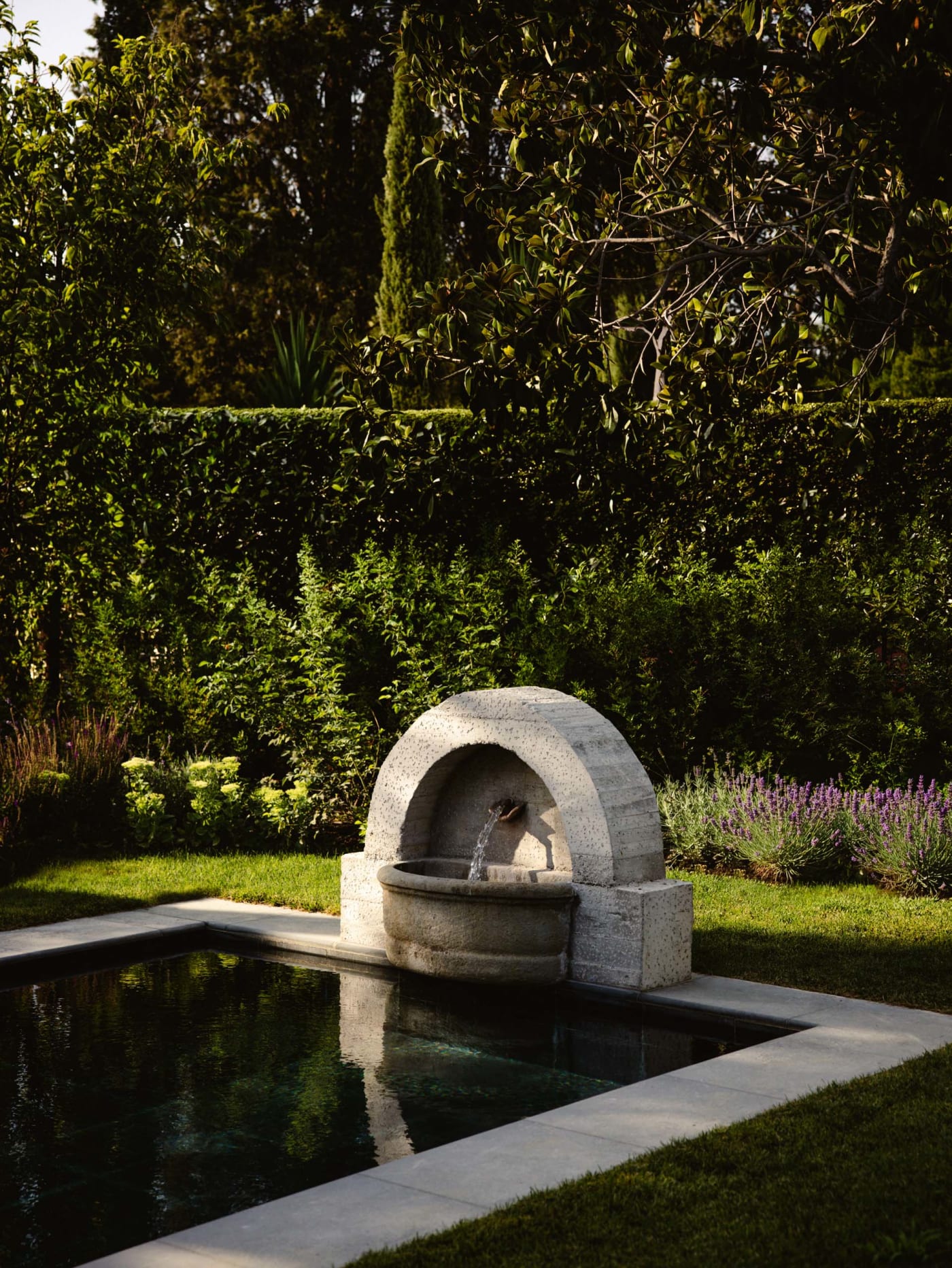 Le jardin secret et son bassin, dans le parc de Borgo Pignano Florence