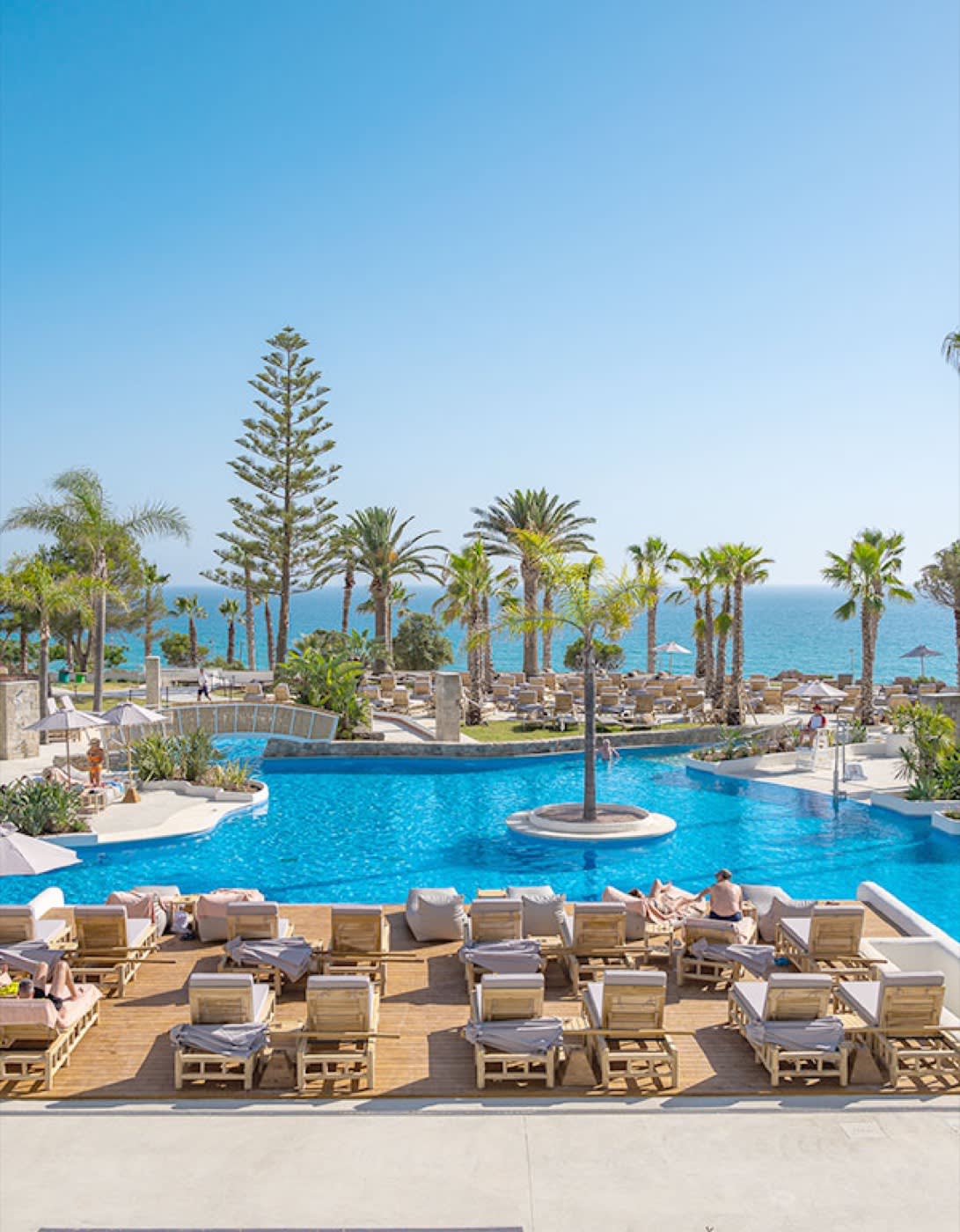 Piscine et ambiance slow beach de la marque Daia de Fuerte Group Hotels