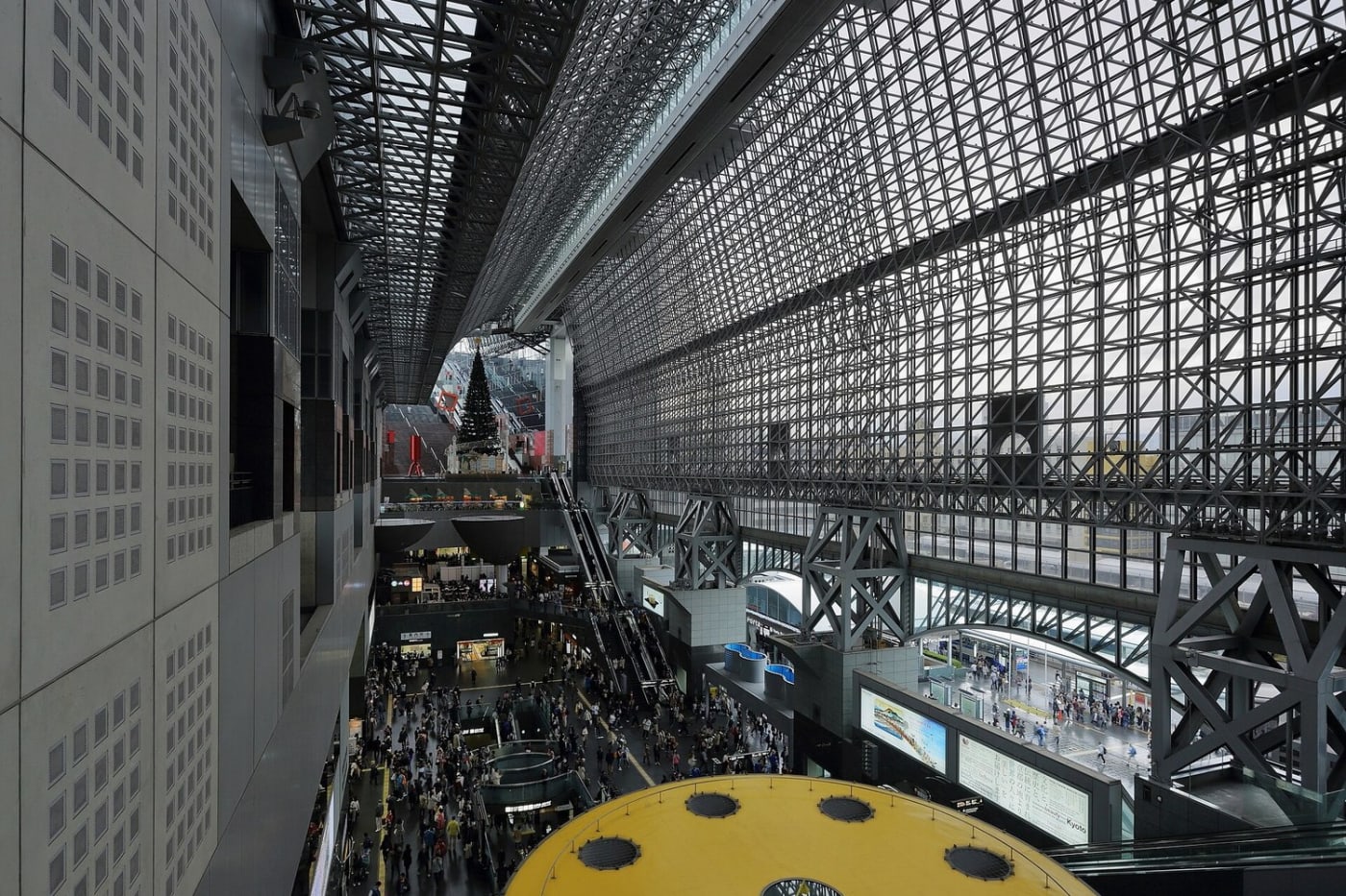 Die Halle des Bahnhofs Kyoto, um den sich die konvertierten Hotels konzentrieren