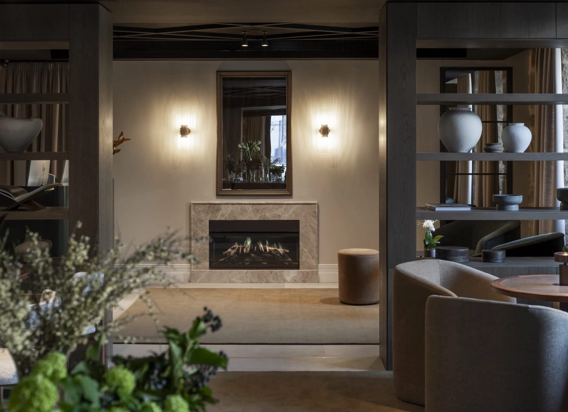 The lounge and its fireplace at Palacio de los Ángeles