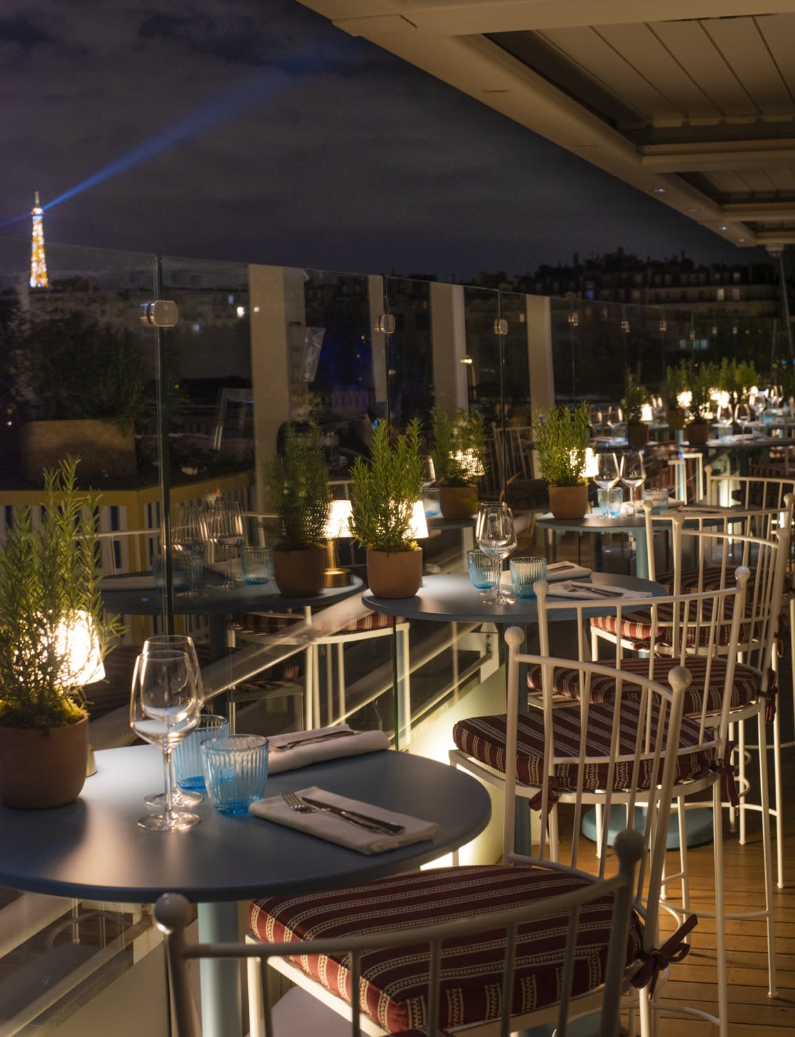 Vue sur la tour Eiffel depuis la terrasse du Rooftop Molitor à Paris