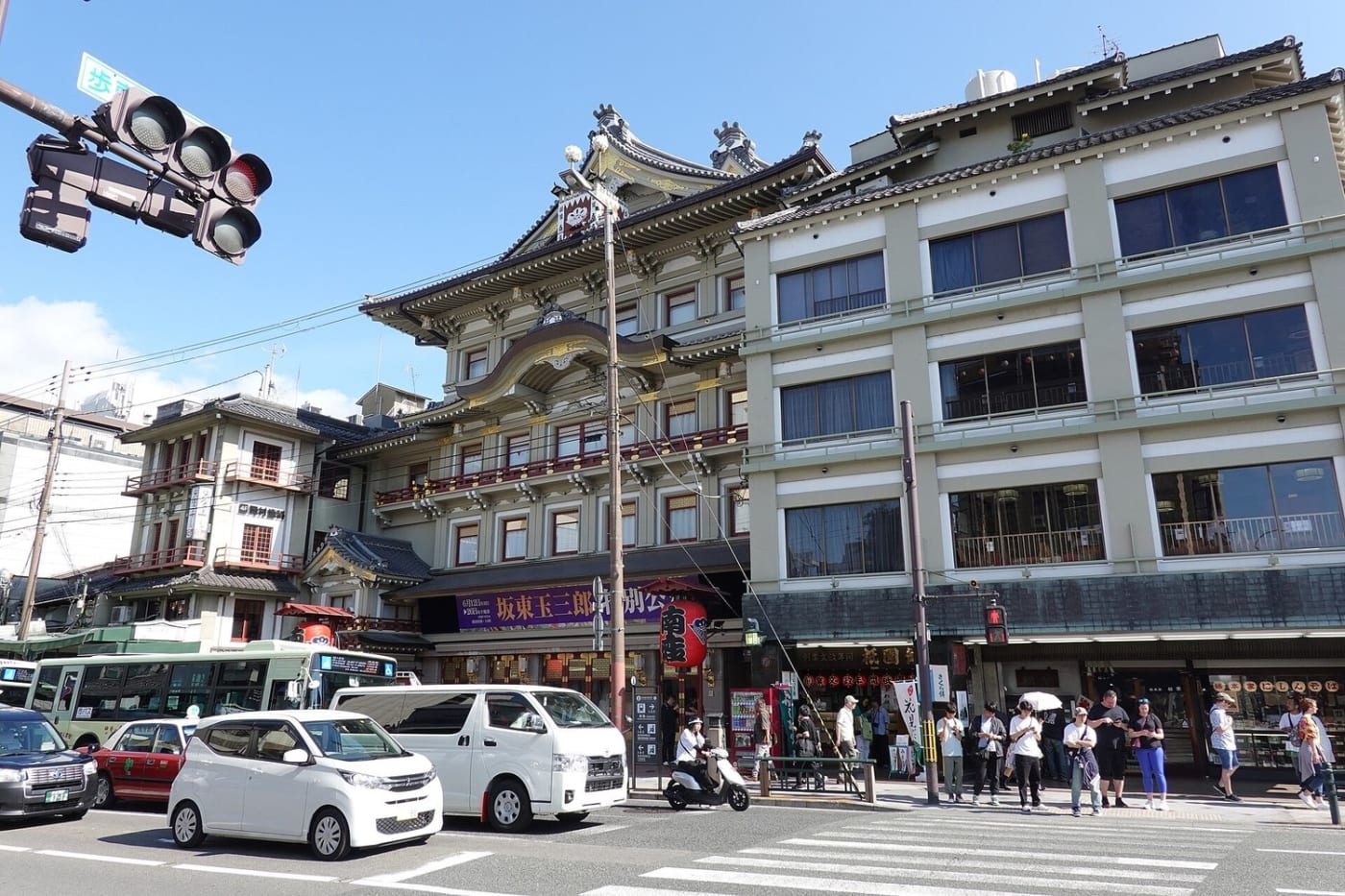 Die Shijō-Straße im Gion-Viertel in Kyoto