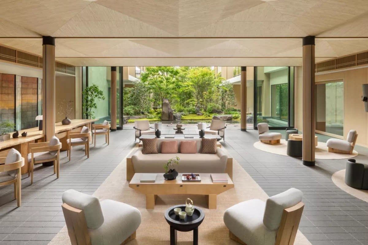 Le salon du Six Senses Kyoto, ouvert sur son jardin