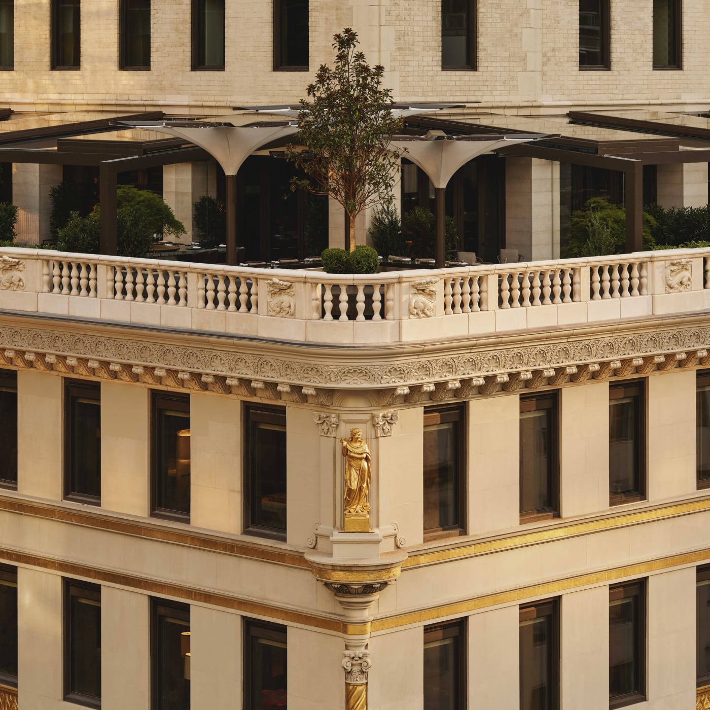 La façade du Crown Building et la terrasse de l’Aman New York sur la Cinquième Avenue