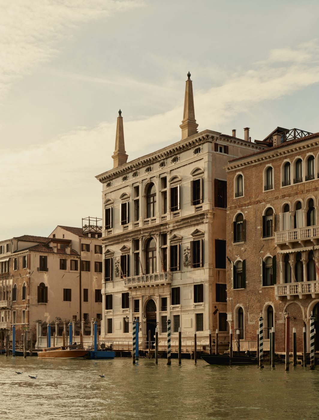 Le Palazzo Papadopoli de l’Aman Venise et ses deux flèches au bord du Grand Canal