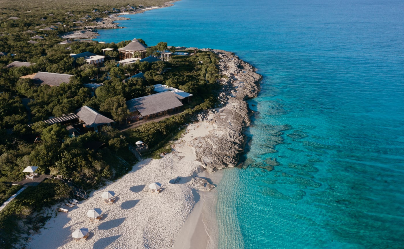 Vue aérienne des pavillons de l’Amanyara aux îles Turks et Caïcos, au-dessus de la plage
