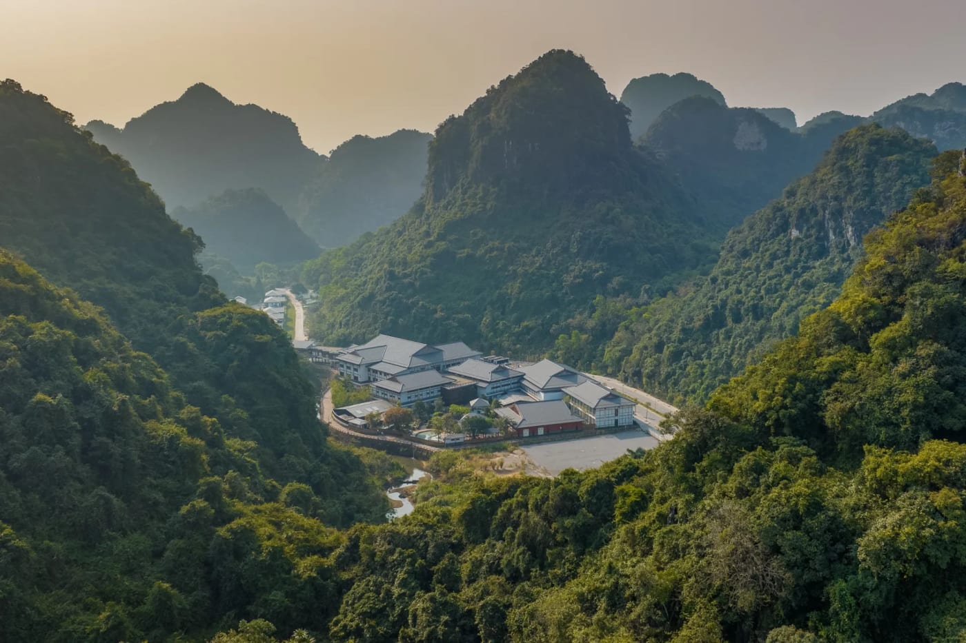 Le Hilton Quang Hanh Onsen Resort niché dans une vallée de pitons karstiques de Quang Ninh, au Vietnam