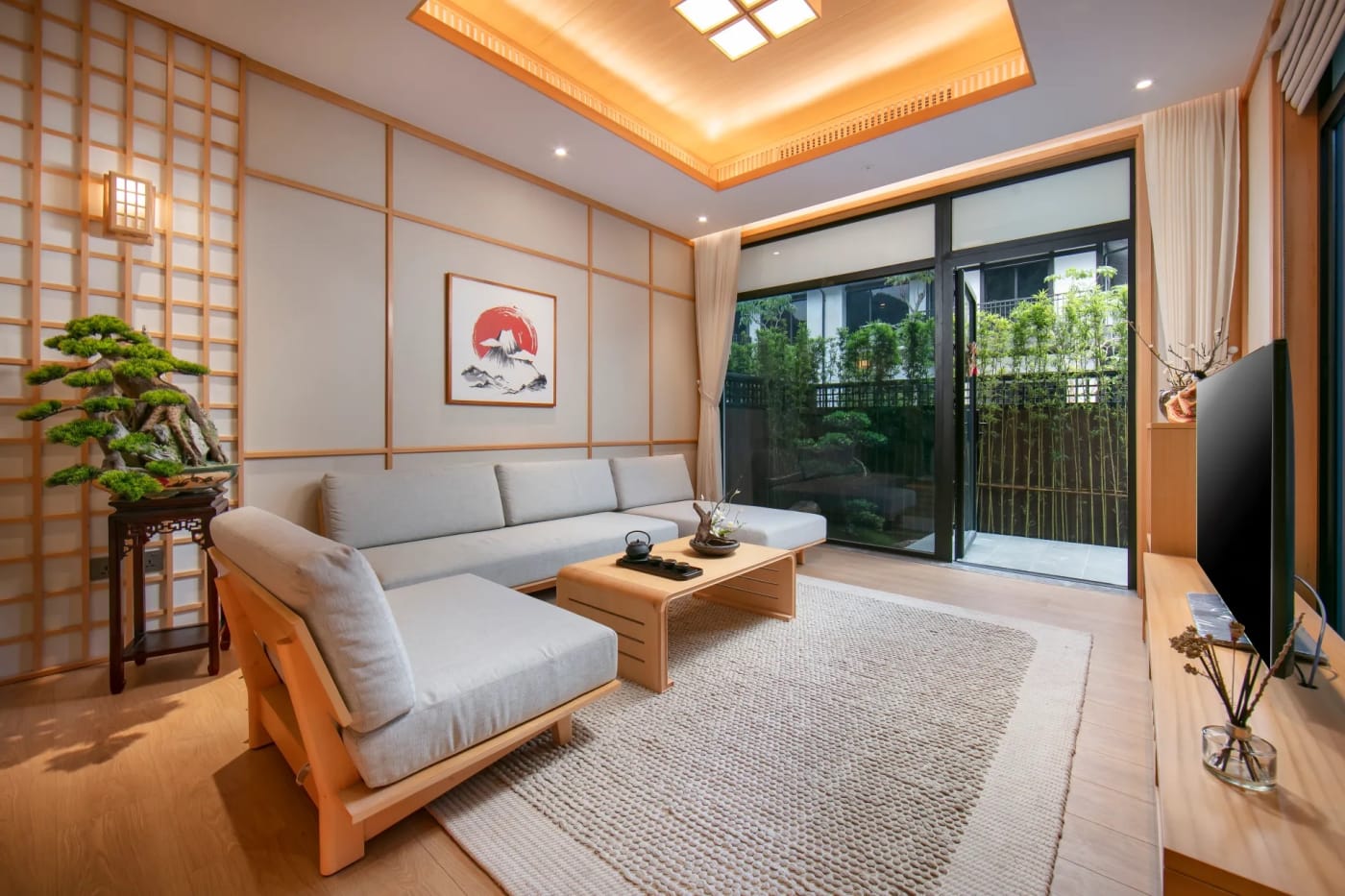 Le salon d’une villa de trois chambres du Hilton Quang Hanh Onsen Resort, décor japonais et bonsaï