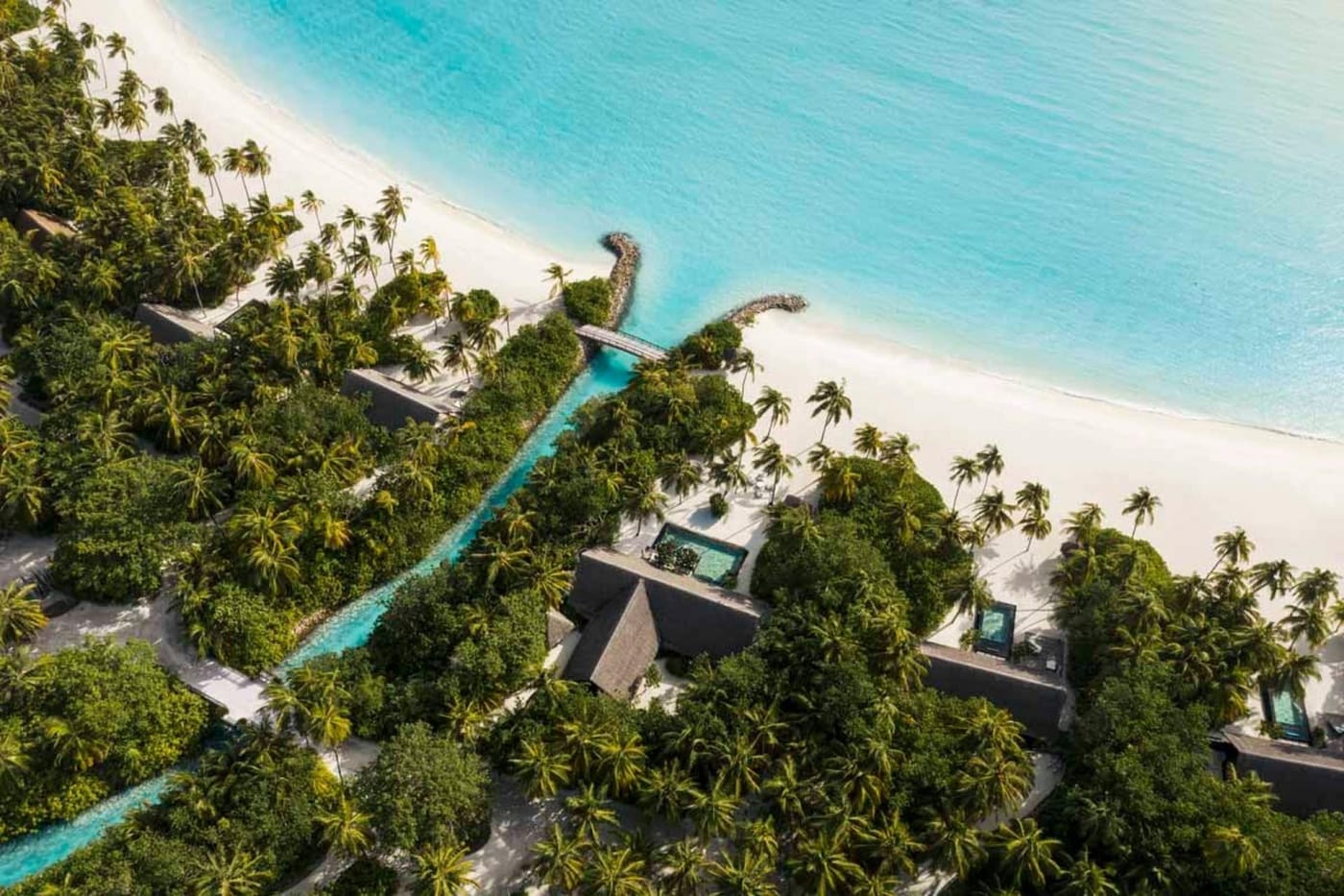 Vue aérienne des villas de plage du One&Only Reethi Rah aux Maldives, entre palmiers et lagon