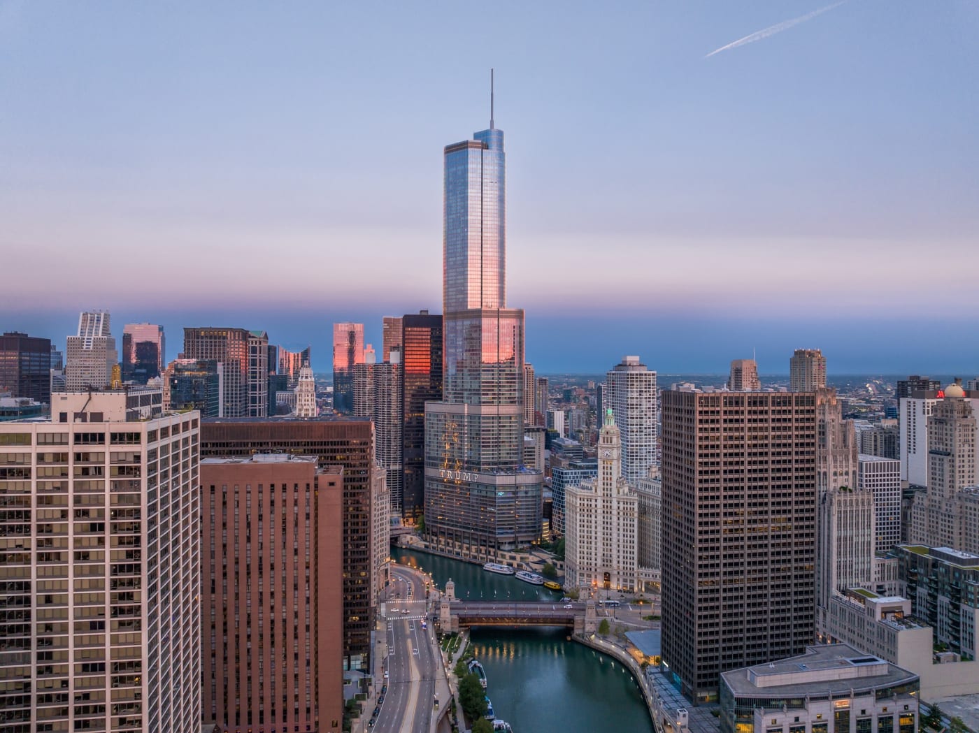 La tour du Trump International Hotel & Tower Chicago au bord de la rivière Chicago