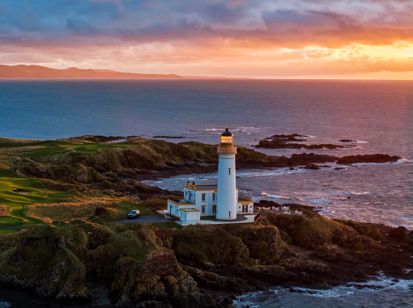 Le phare de Trump Turnberry, transformé en suite de deux chambres, au coucher du soleil en Écosse
